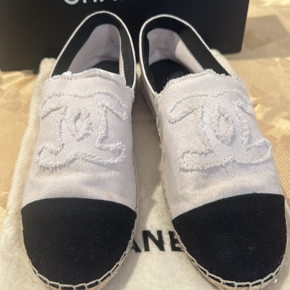 Chanel White Canvas Espadrilles With Black Toe Cap. EU 40. - Picture 2 of 8